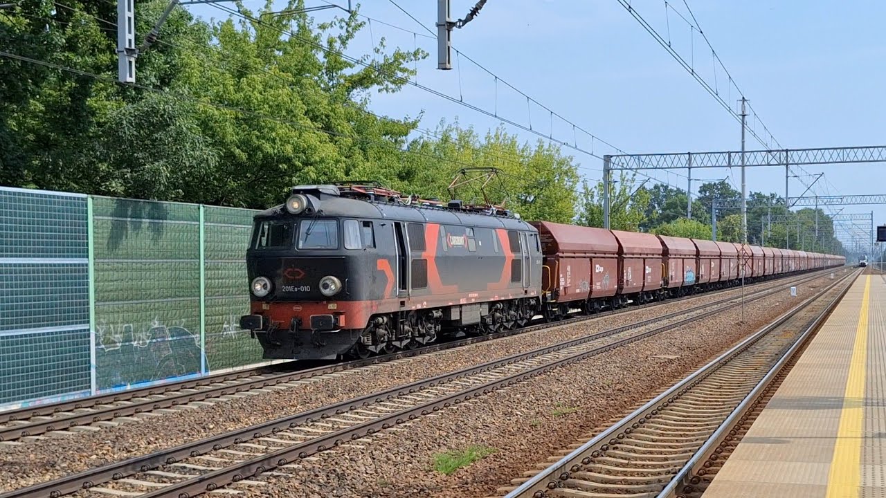 Trzy pociągi w oczekiwaniu na pociąg w Brwinowie 11.07.2024