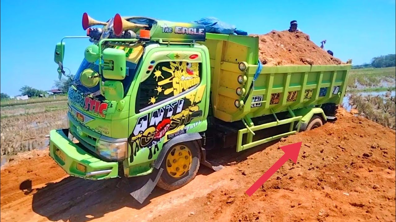 DETIK - DETIK Mobil dump truk ANTI GOSIP terpuruk amblas parah saat muat tanah merah..