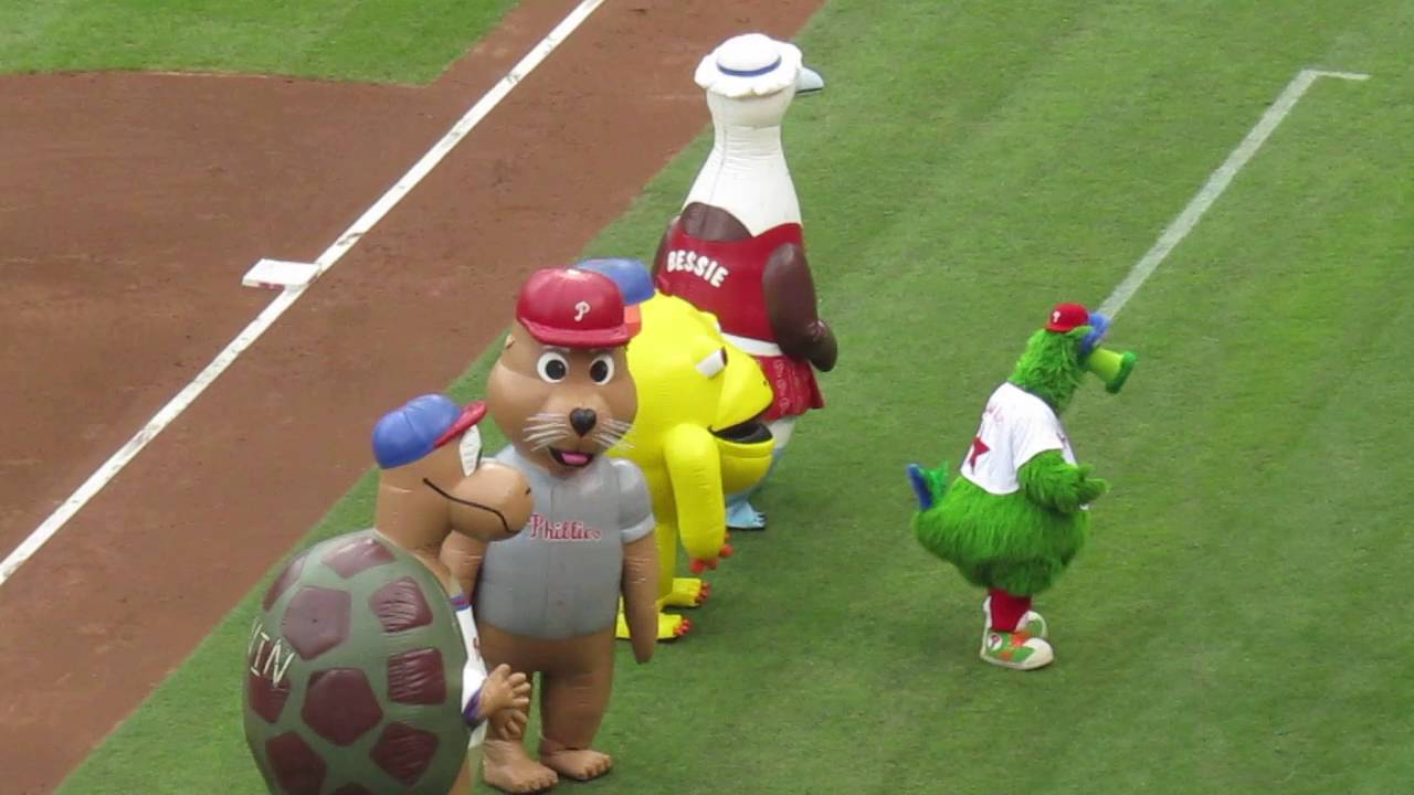 A fan wins the shirt off the Phillie Phanatic's back - Fan Appreciation Day 2016