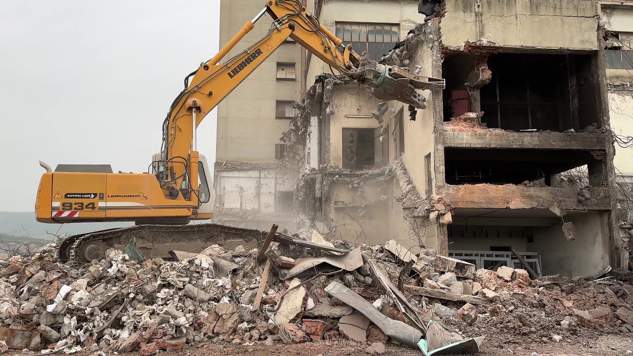 Liebherr 934 Excavator Working With Concrete Pulverizer - Sotiriadis/Labrianidis Demolitions - 4k