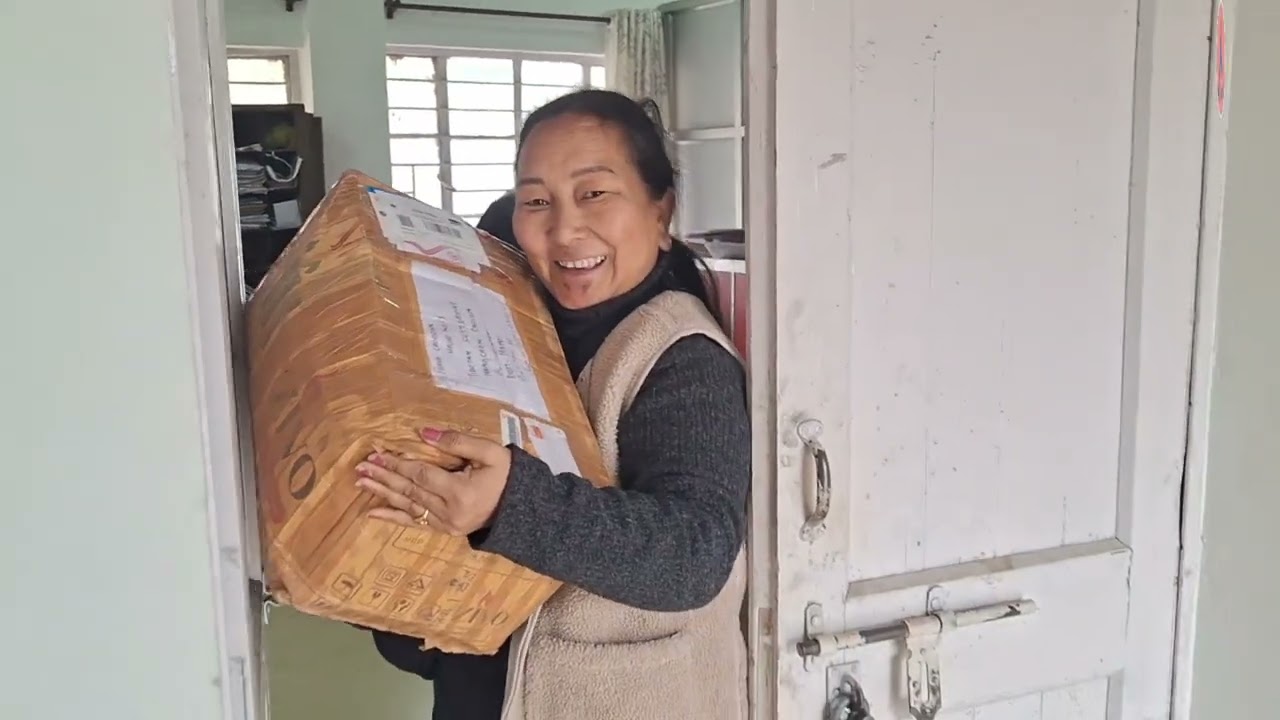 Unboxing sister's give..