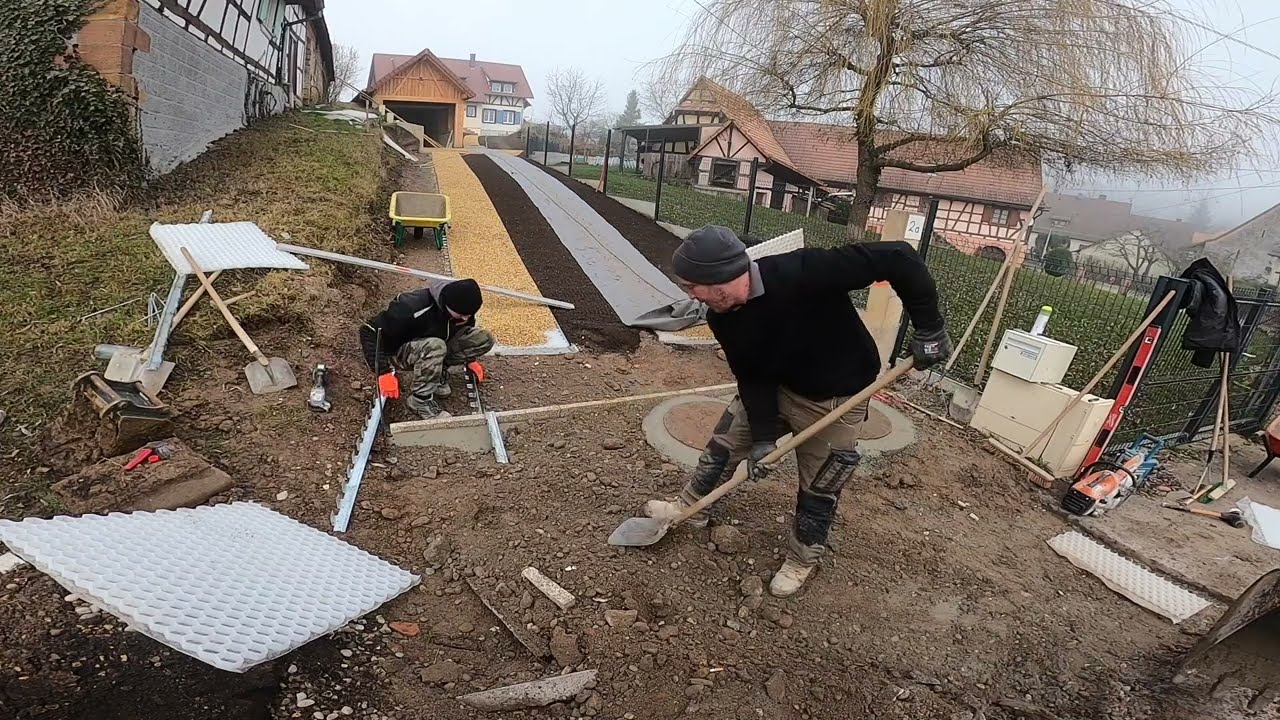 On finit le chantier : Mise en place de cailloux et de terre végétale