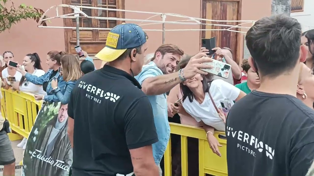 William Levy sesión de fotos con sus fans en Tenerife