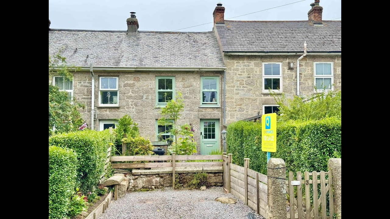 Hendra Terrace, Stithians - An updated character cottage located at the edge of Stithians Village...