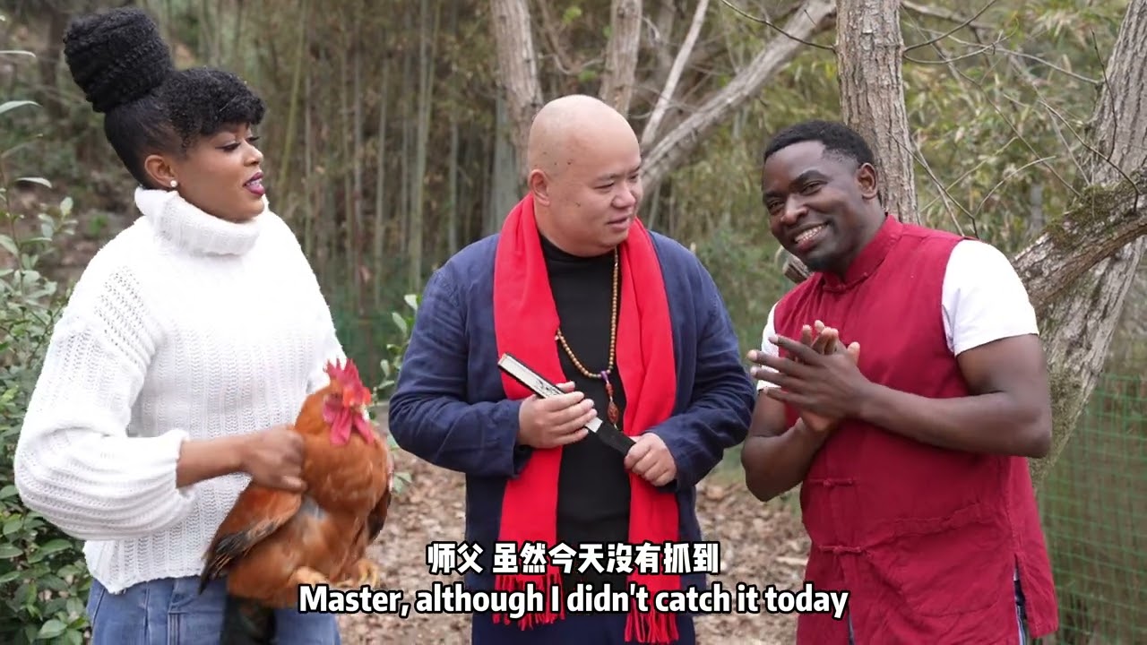 外国小伙在中国抓鸡学习做黄金鸡汤A foreign man catches chickens in China and learns how to make golden chicken soup.