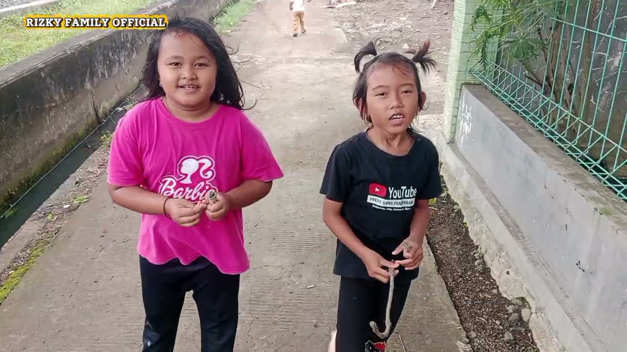 Dahsyat! Tak disangka ada rezeki bagus saat bermain ke sawah !! Keretanya panjang banget.