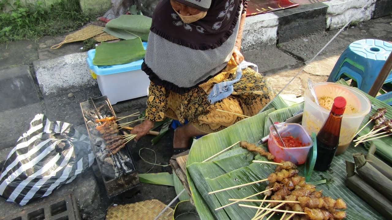 NENEK di YOGYAKARTA INI JUALAN SATE KERE GARA GARA PANDEMI COVID