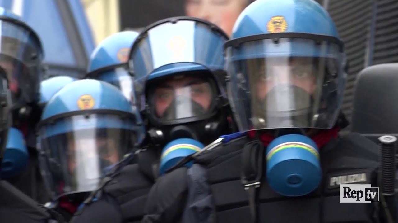 Scontri e feriti a Torino durante i cortei anti G7, il videoracconto
