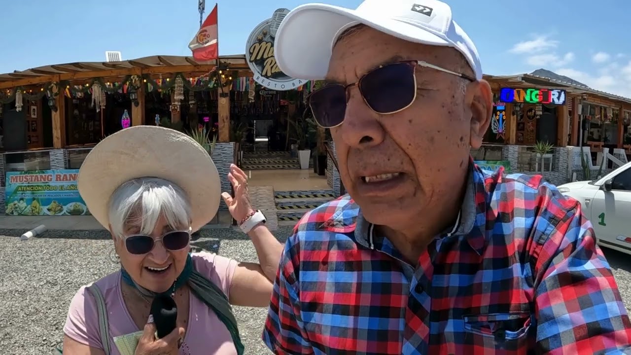 ADULTOS VIAJEROS VISITANDO PLAYA VESIQUE CHIMBOTE REGION ANCASH