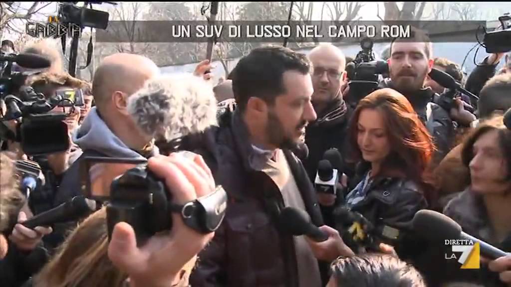 Un SUV di lusso nel campo rom
