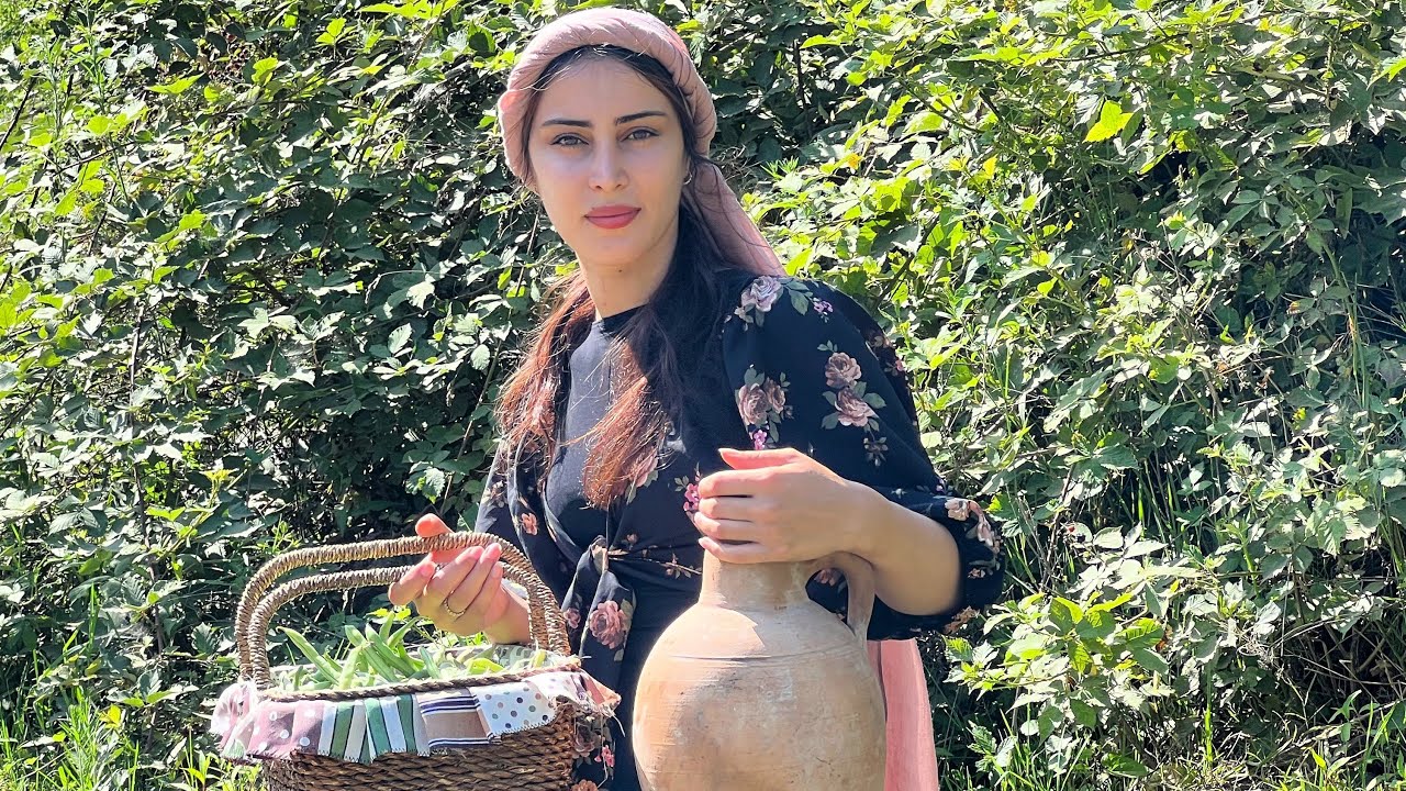 Приготовление фасолевого плова (Стамбули) со свежими и органическими бобами в хижине войны