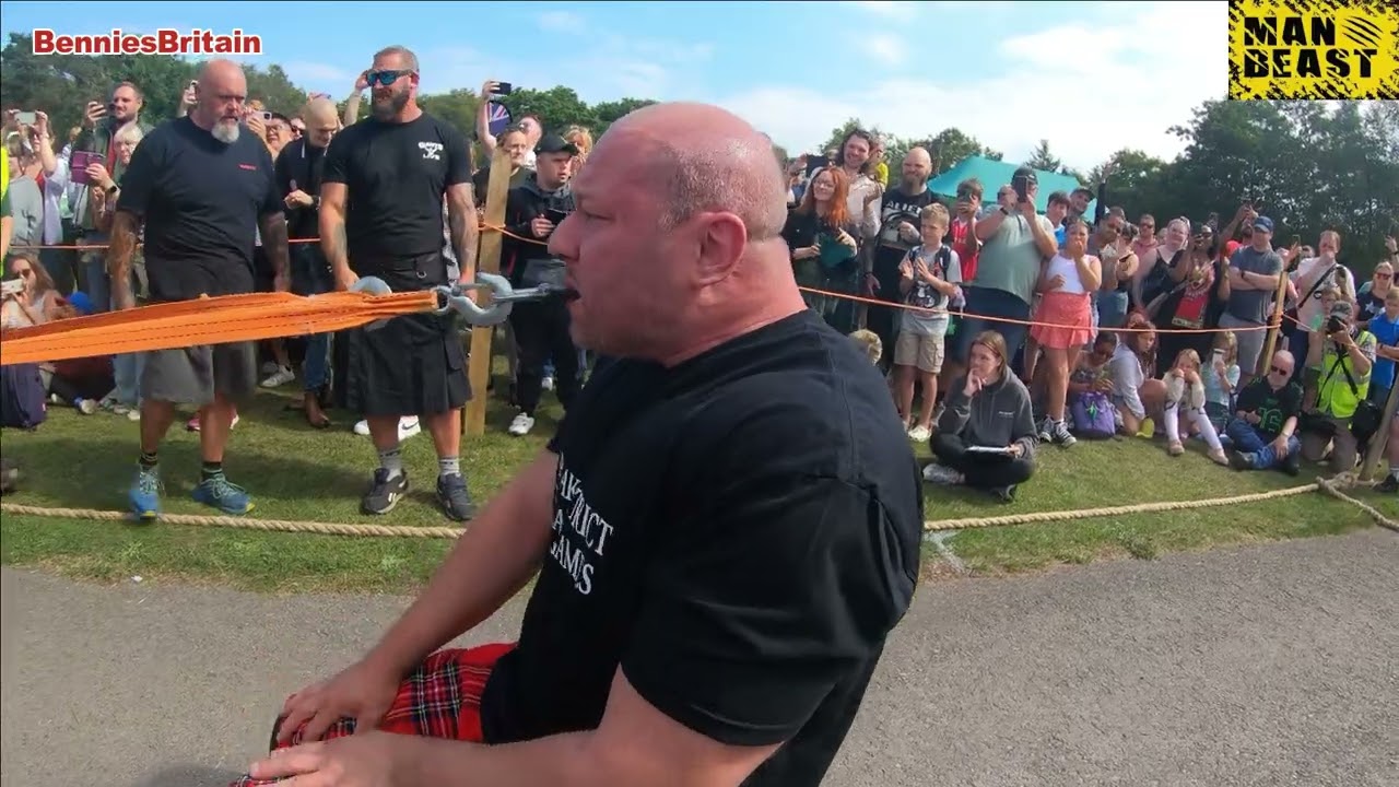 🦷🦷 Pulling a tractor 🚜with your teeth 😱😱 Miroslav Pohlodek Peak District Highland Games 2025!!!