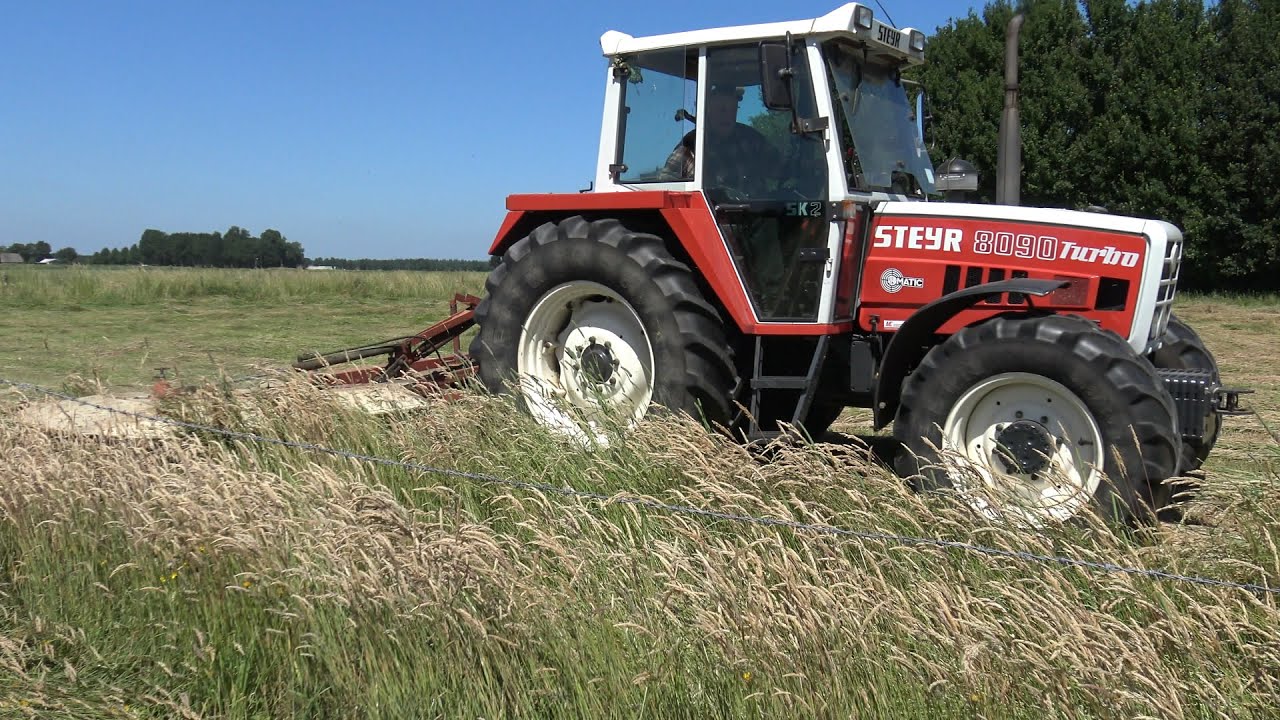 Maaien met Steyr 8090 Turbo SK2 en cyclomaaier.