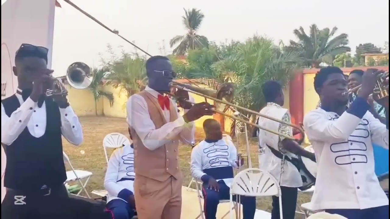Mighty victory band…Whaaaaat…Eedey BeeeKɛɛkɛ.