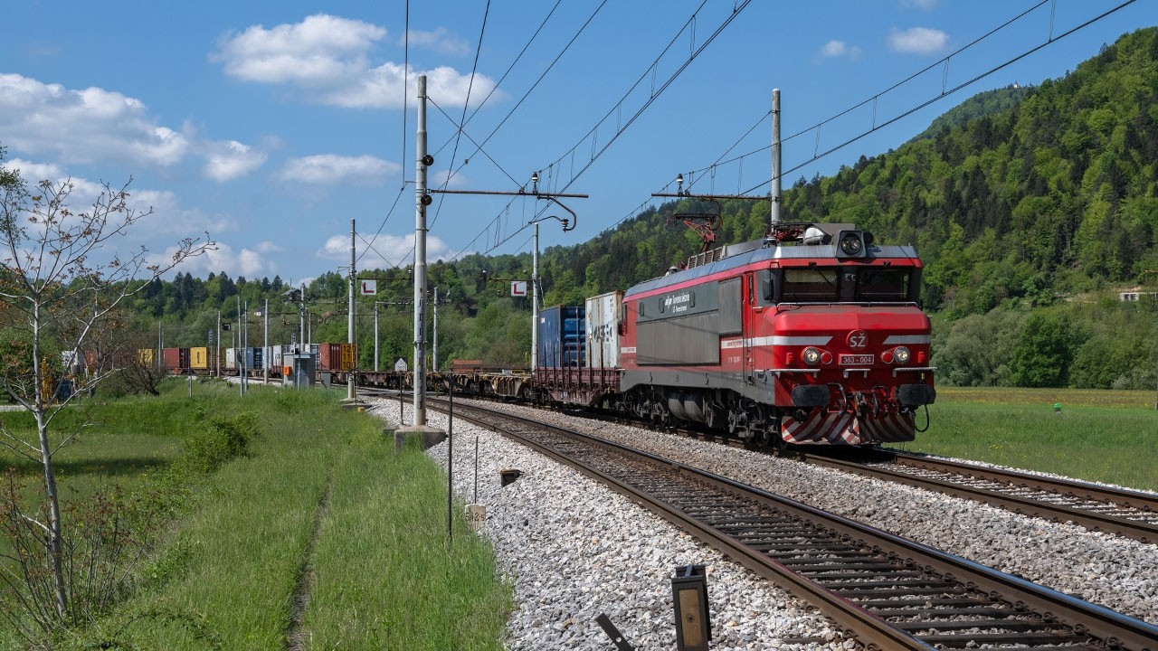 SŽ 363, ÖBB, Adria & mehr: Lokbespannte Reisezüge & bunter Güterverkehr in Slowenien [4k/60fps]
