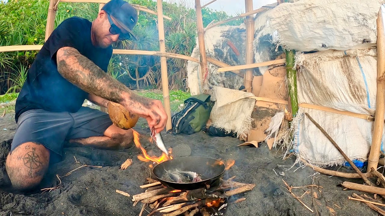 SOLO SURVIVAL - Eating Only What I Find -BUILDING SHELTER WITH NO FOOD NO WATER