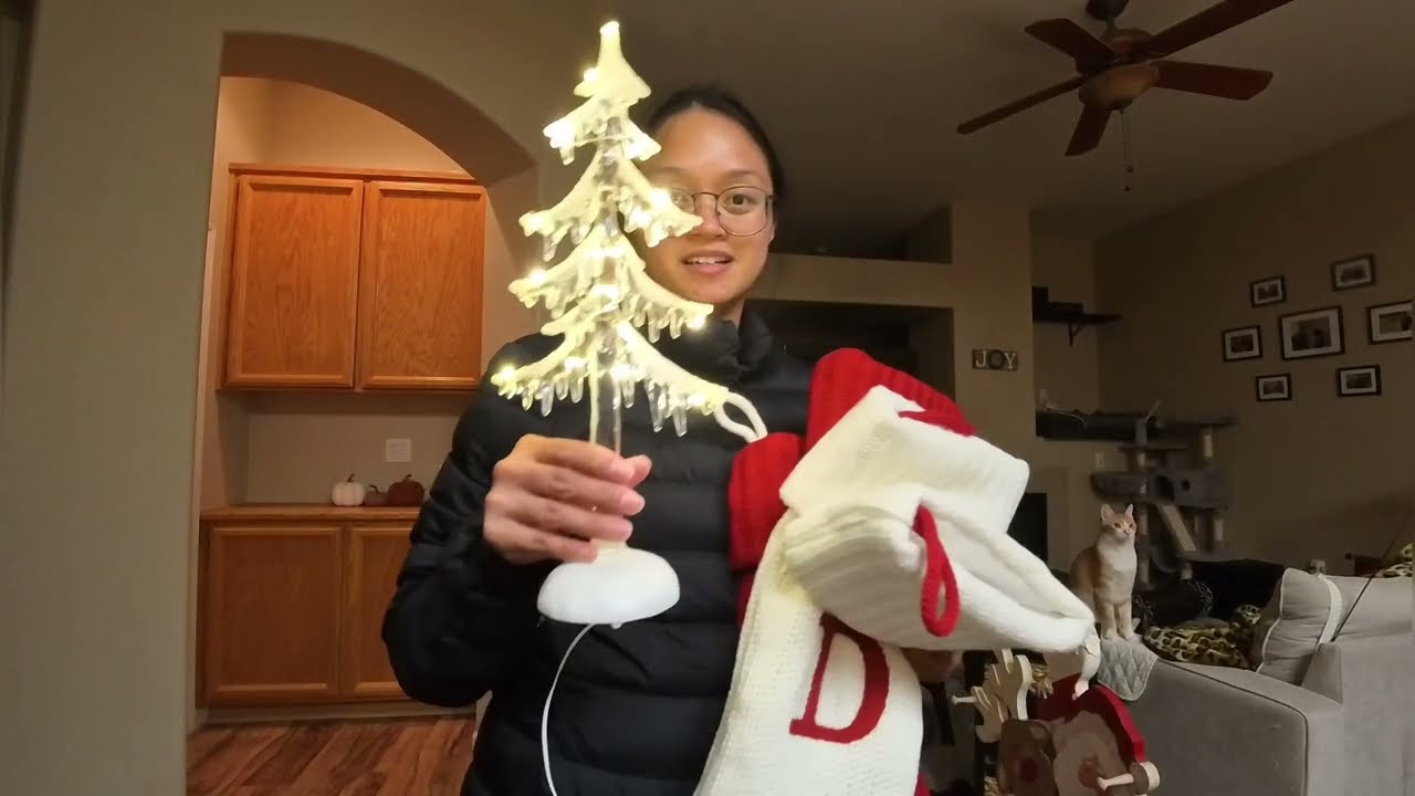 Vlogmas #3 🎄Rough days at work, reusing old Christmas decors, and a WICKED matcha?!