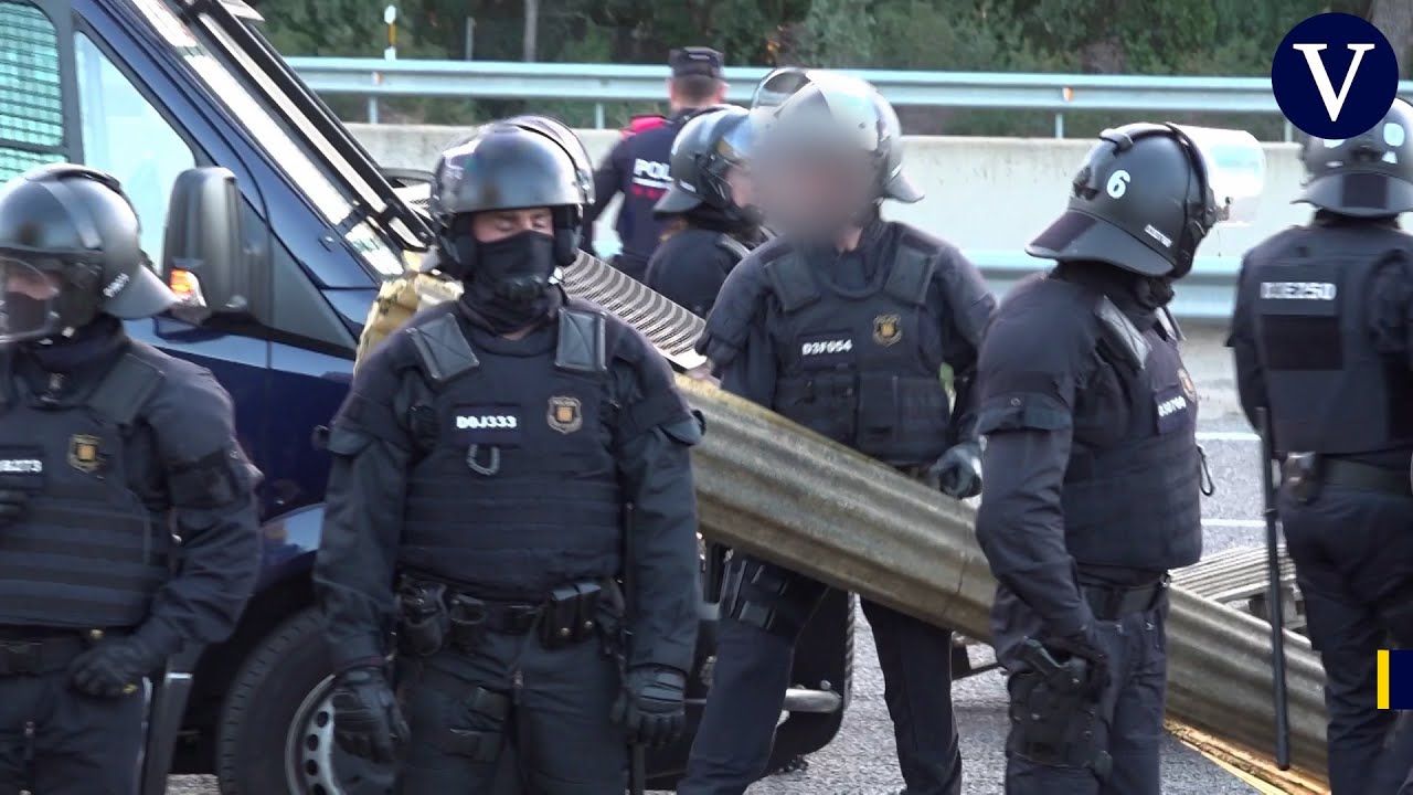 Unidades de la Brimo de los Mossos d’Esquadra impiden el corte de la AP-7 de los agricultores