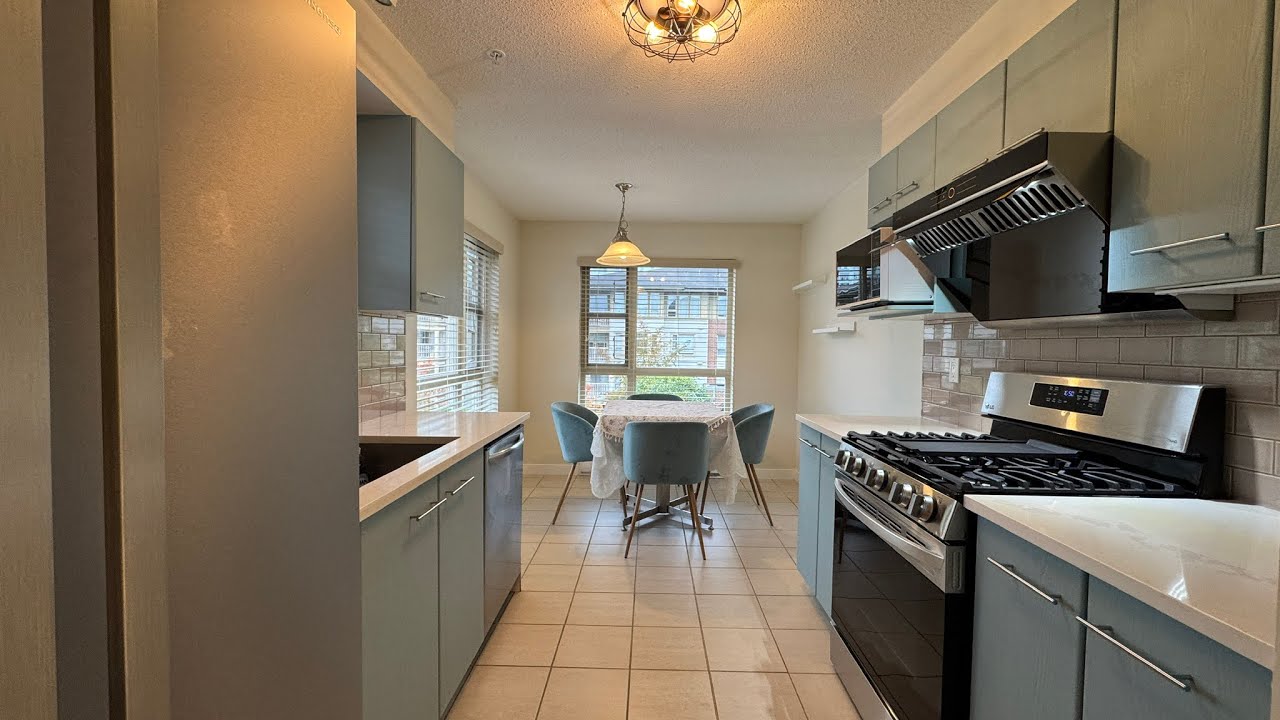 UPDATED 3BED 2 BATH END UNIT OVER 1300sqft AT LIONS PARK 