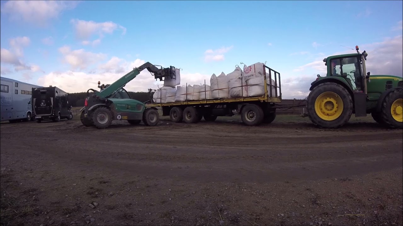 Kramer KT 276 skládání vaků s pilinami.
