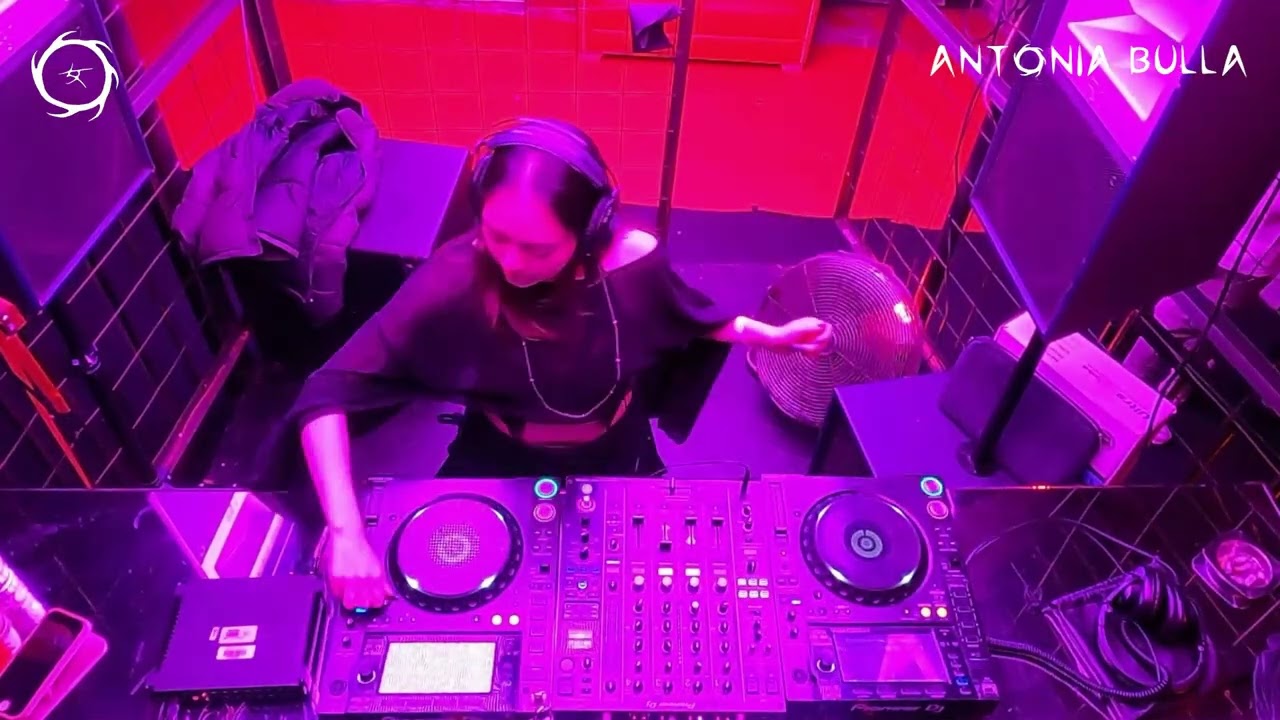 ANTONIA BULLA @ FEMME KURA