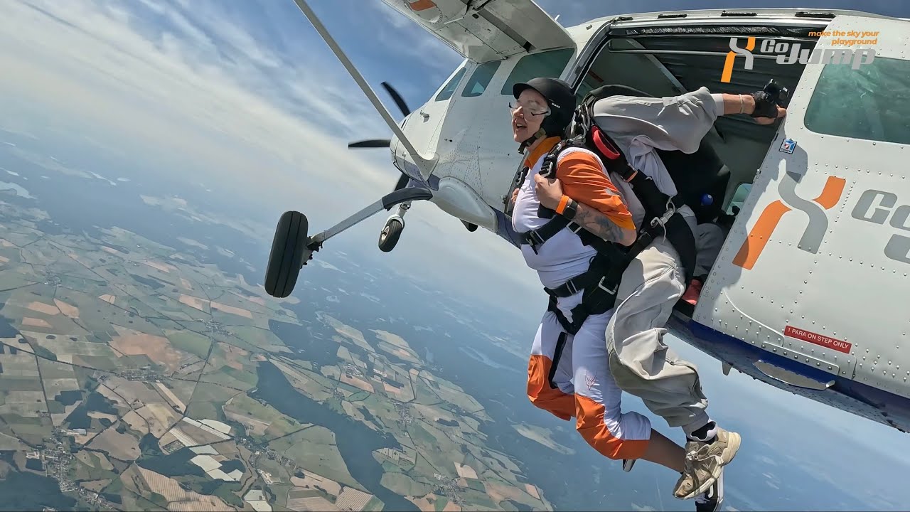 Ich springe aus 4.000 Metern! Fallschirm-Tandemsprung bei GoJump Gransee
