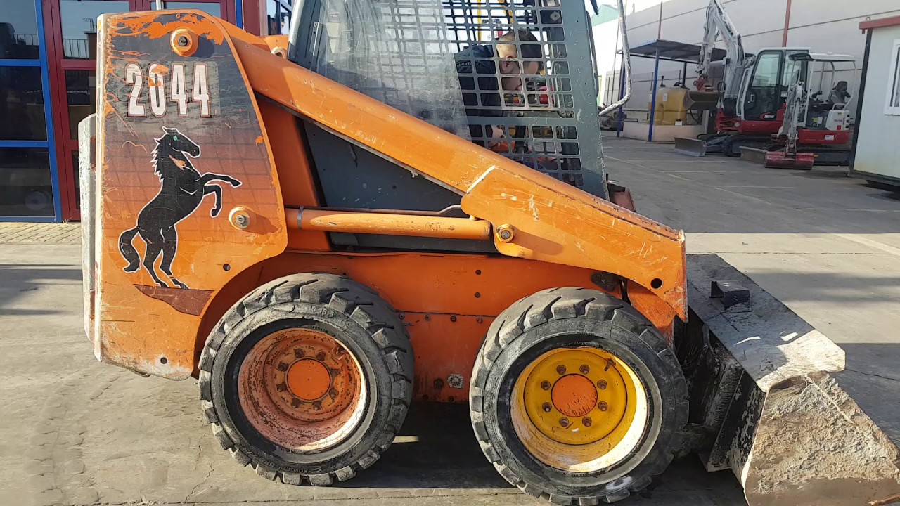 CEMA MAQUINARIA Minicargadora Mustang 2044/ Skid steer loader.