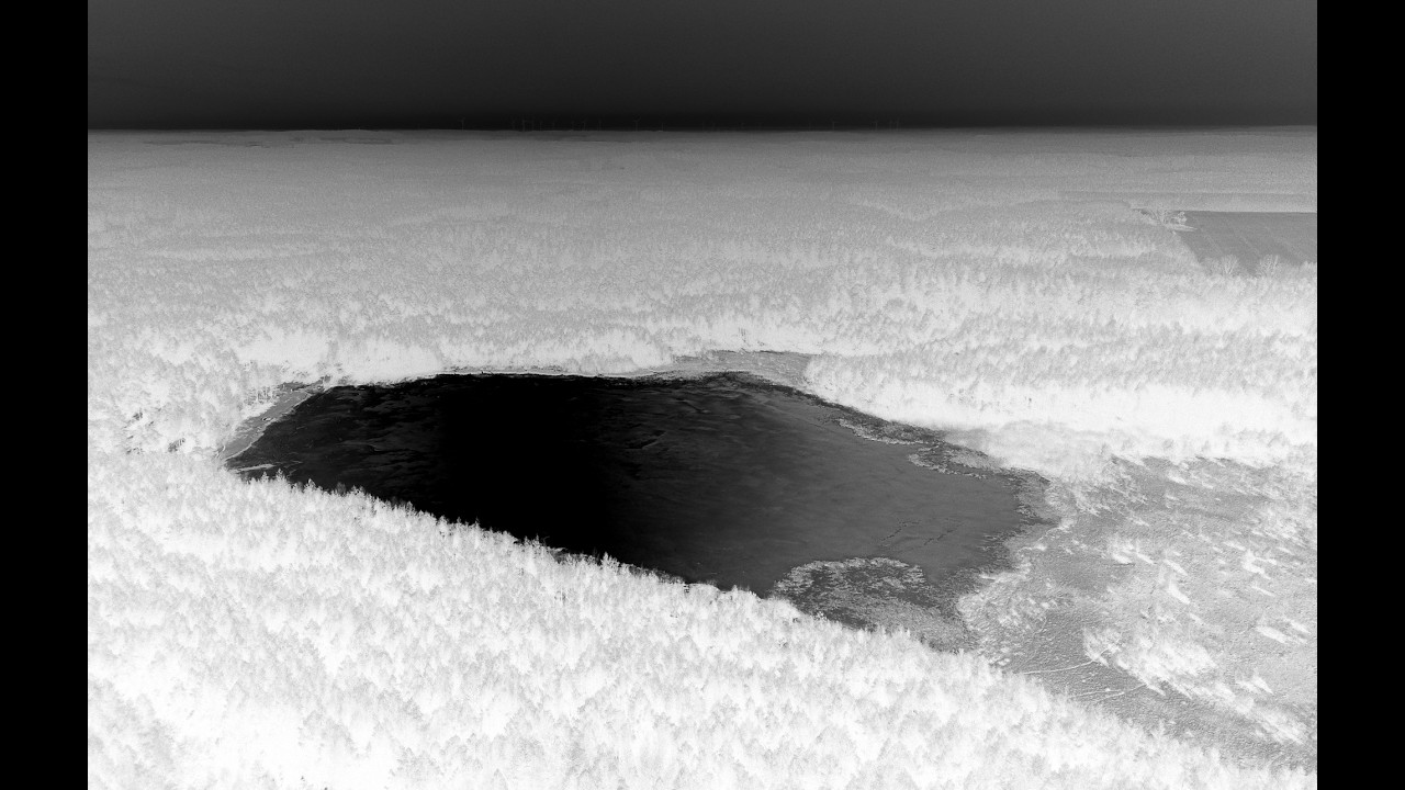 Flying over water. Episode 006: Black Peat Bog Lake / Jezioro Czarne (borowinowe).