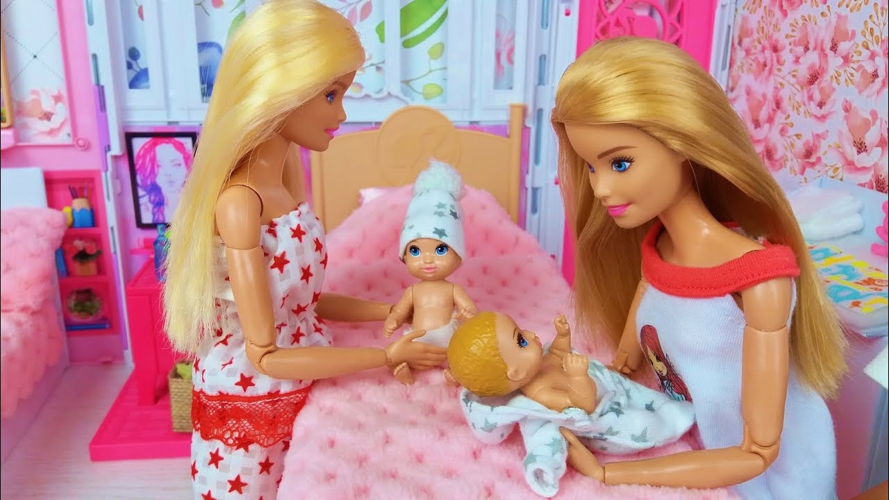 Tres muñecas Barbie Tres bebés Mañana Dormitorio Rutina de Baño.@Barbie