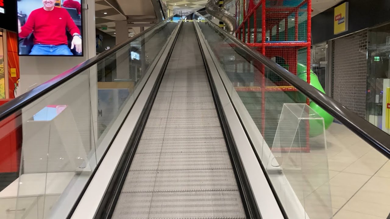 Prague. Riding 1x Huge KONE Travelator up at Sestka Galleria Shopping mall (night time - part 1)
