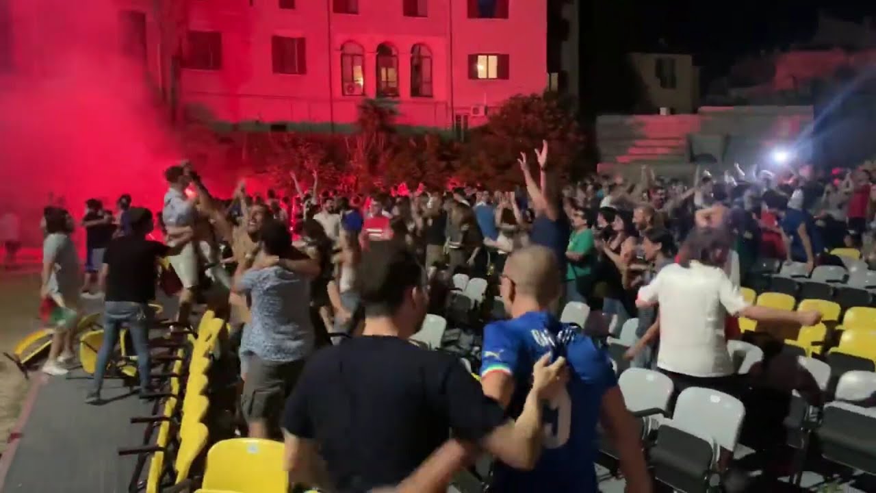 Euro 2020 - Italia-Inghilterra, l'emozionante sequenza dei rigori vista dai tifosi