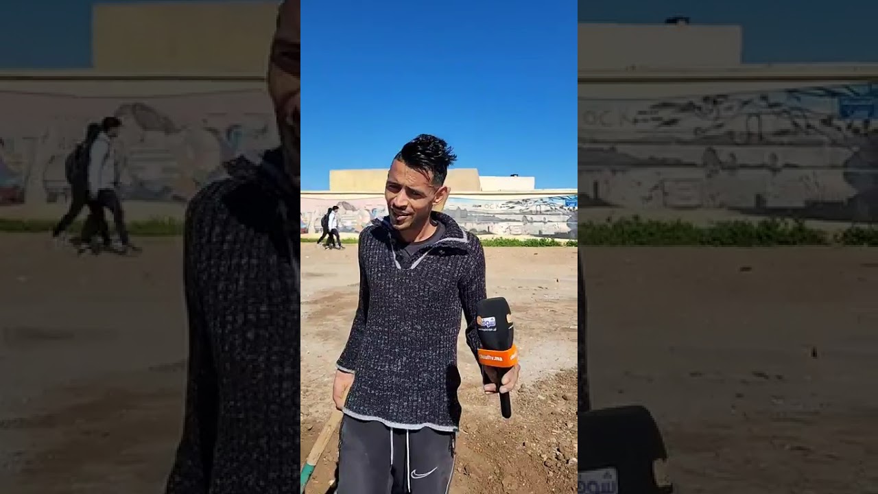 خداو المبادرة وتطوعوا كيعمرو الحفر بشوارع حي الزيتونة لتسهيل عملية المرور أمام العربات والساكنة