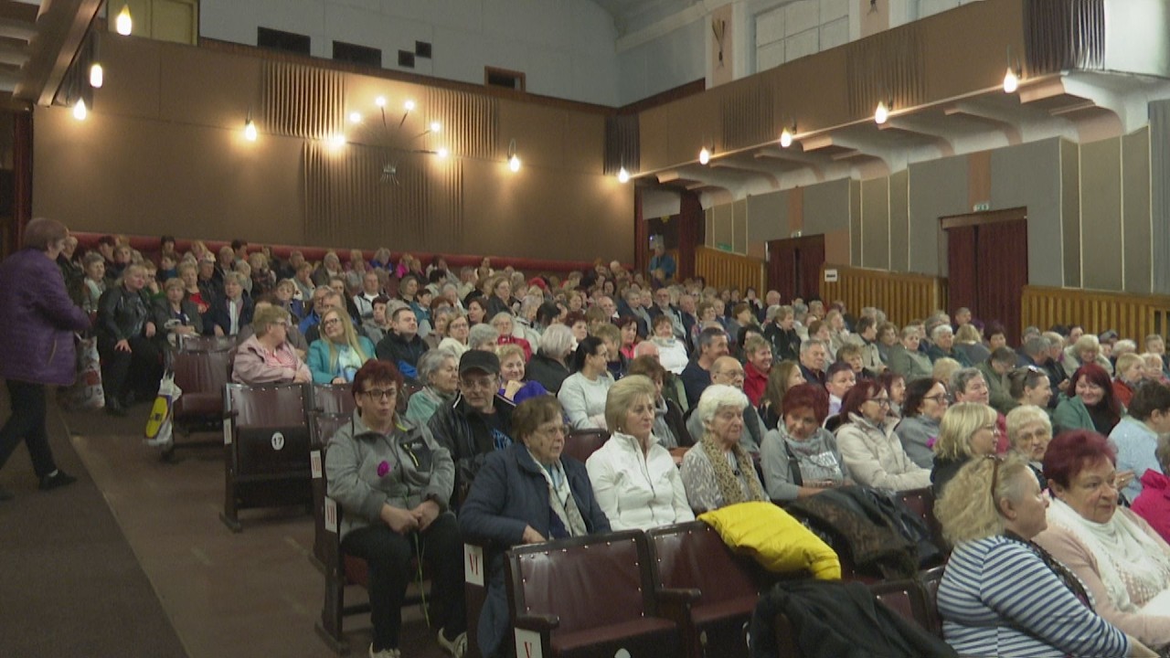 Hudba, kvety a plná kinosála. Vrútky oslávili MDŽ