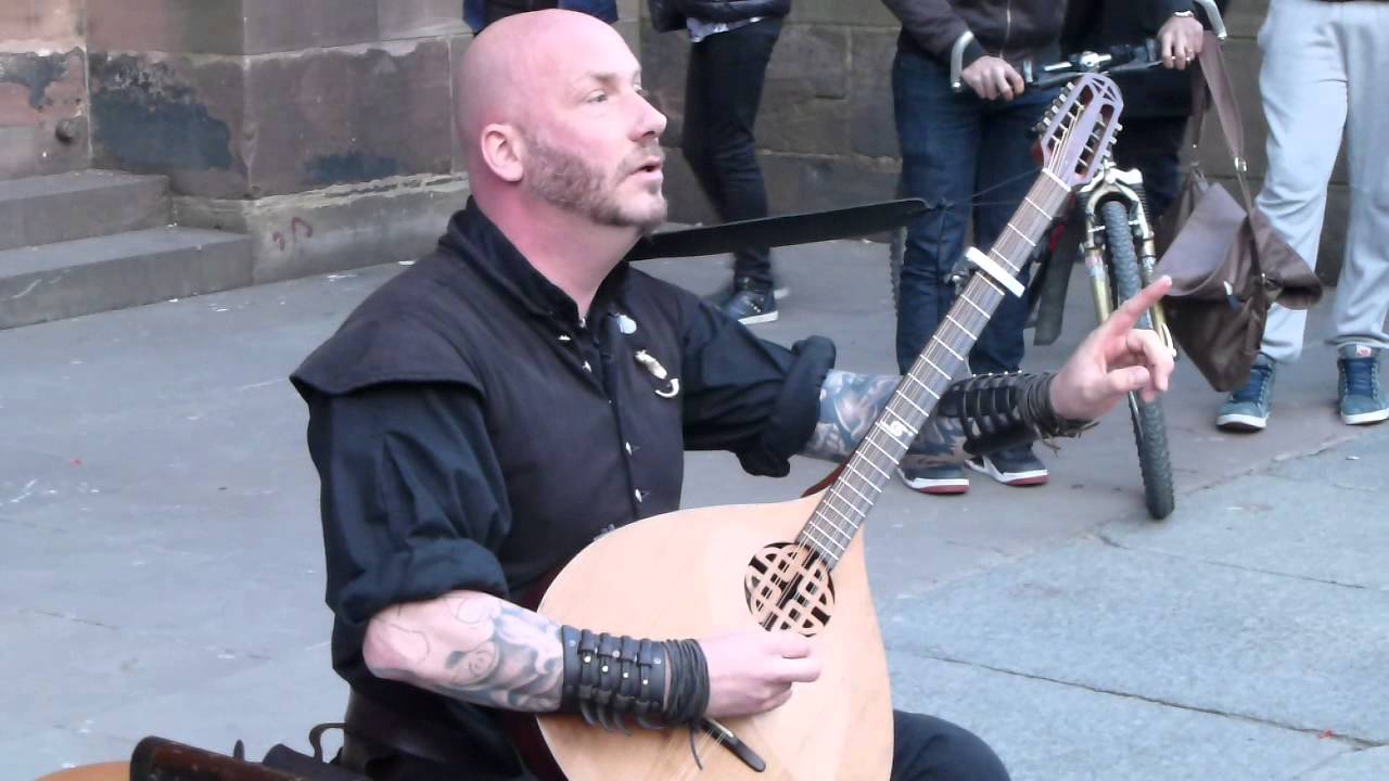 Luc Arbogast chante devant la cathédrale de Strasbourg