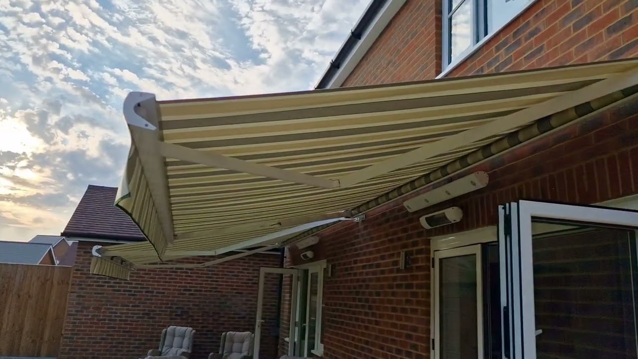 What happens to your Hillarys Awning when it gets Windy?