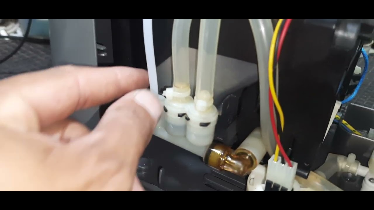 removendo a bomba da cafeteira três corações mod. S04. não sai água