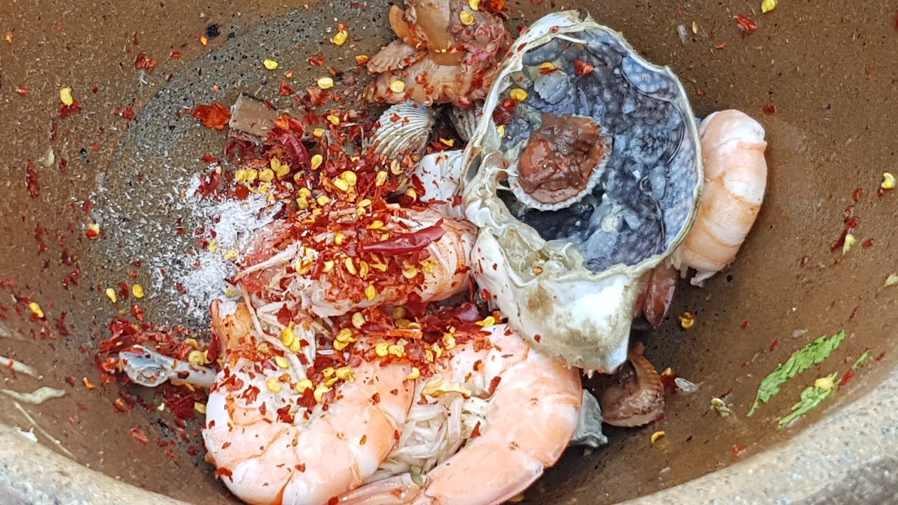ส้มตำยำแซ่บประจวบคีรีขันธ์ เจ้เล็กวันนี้ตำ4ครกน่าดูมากลุ้นกันทุกครก Som Tum Spicy Prachuab kiri khun