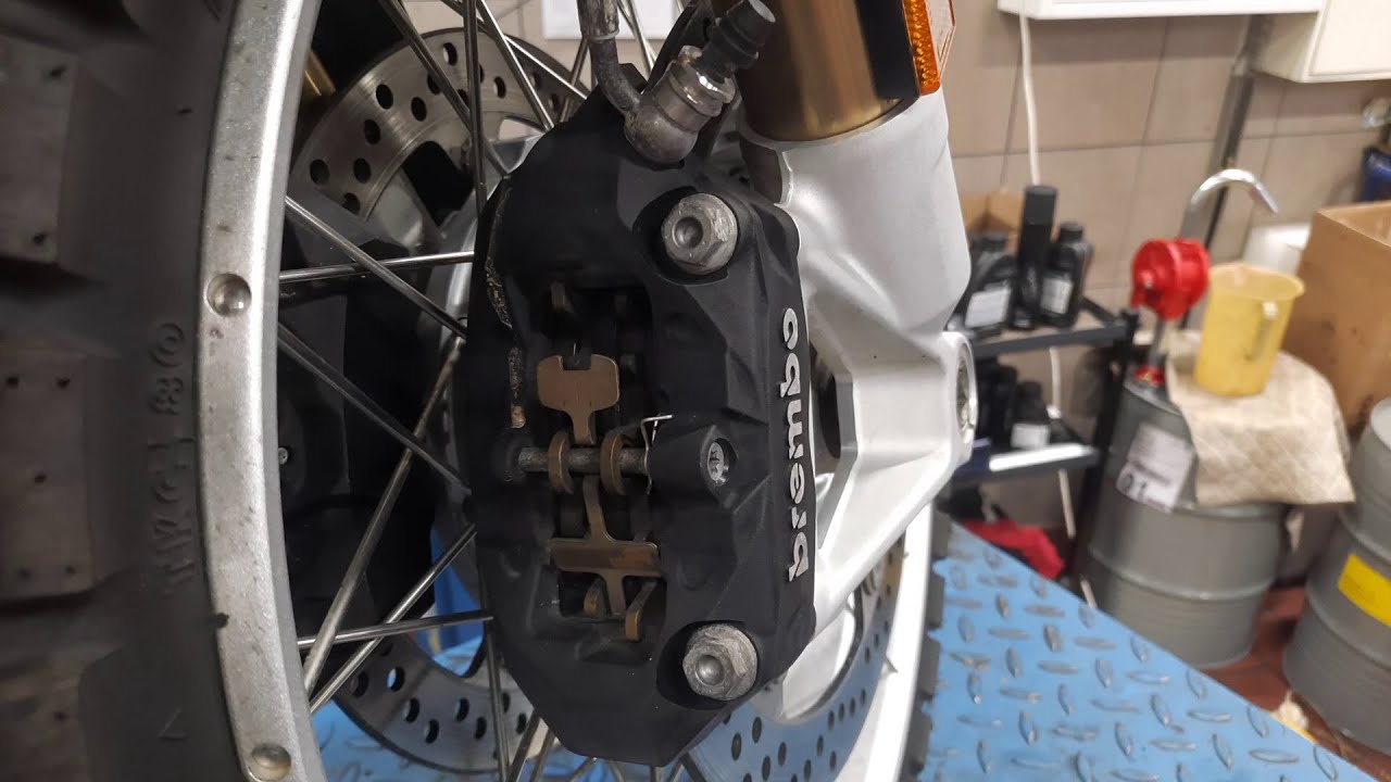 BMW R 1200 / R 1250 Replacing front and rear pads.