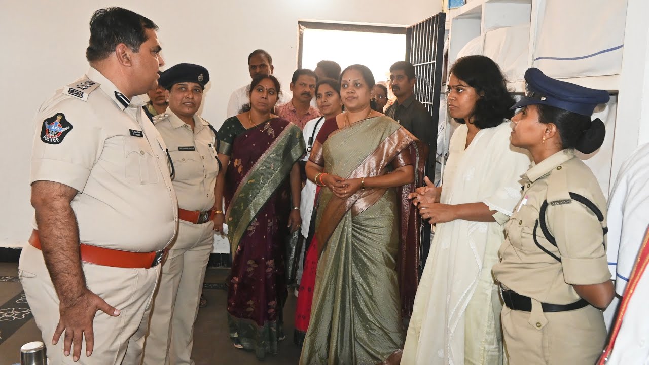 రాజమహేంద్రవరం సెంట్రల్ జైలును సందర్శించిన  జిల్లా ప్రధాన న్యాయమూర్తి ,జిల్లా కలెక్టర్, జిల్లా ఎస్పీ.