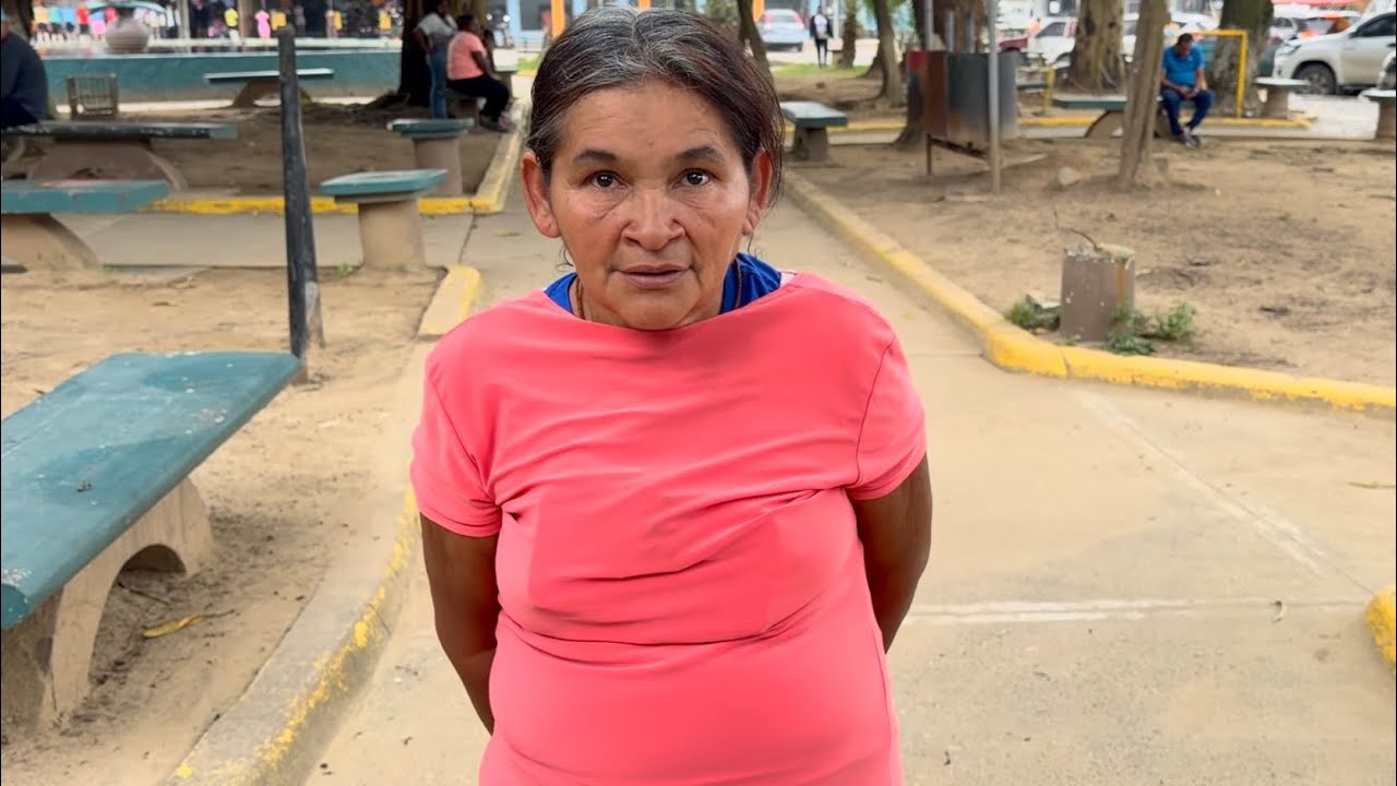 Tía Mauda Buscando un Novio en el Parque de Tocoa Colón Honduras..😁🇭🇳
