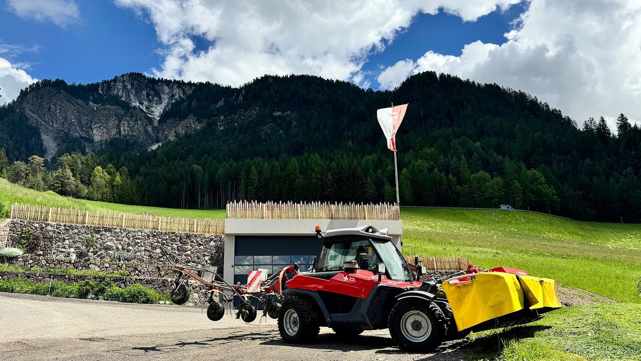 Teil 1/3: Silageernte bei schwierigen Bedingungen: Mähen und Wenden im nassen Gelände mit Aebi TT281