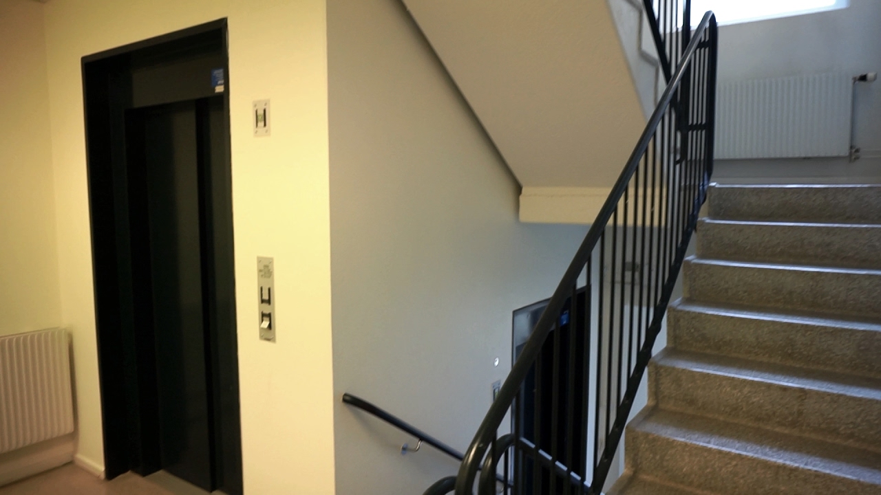1990s Deve Schindler holeless hydraulic elevator with 90 degree doors @ Ågatan 9, Linköping, Sweden