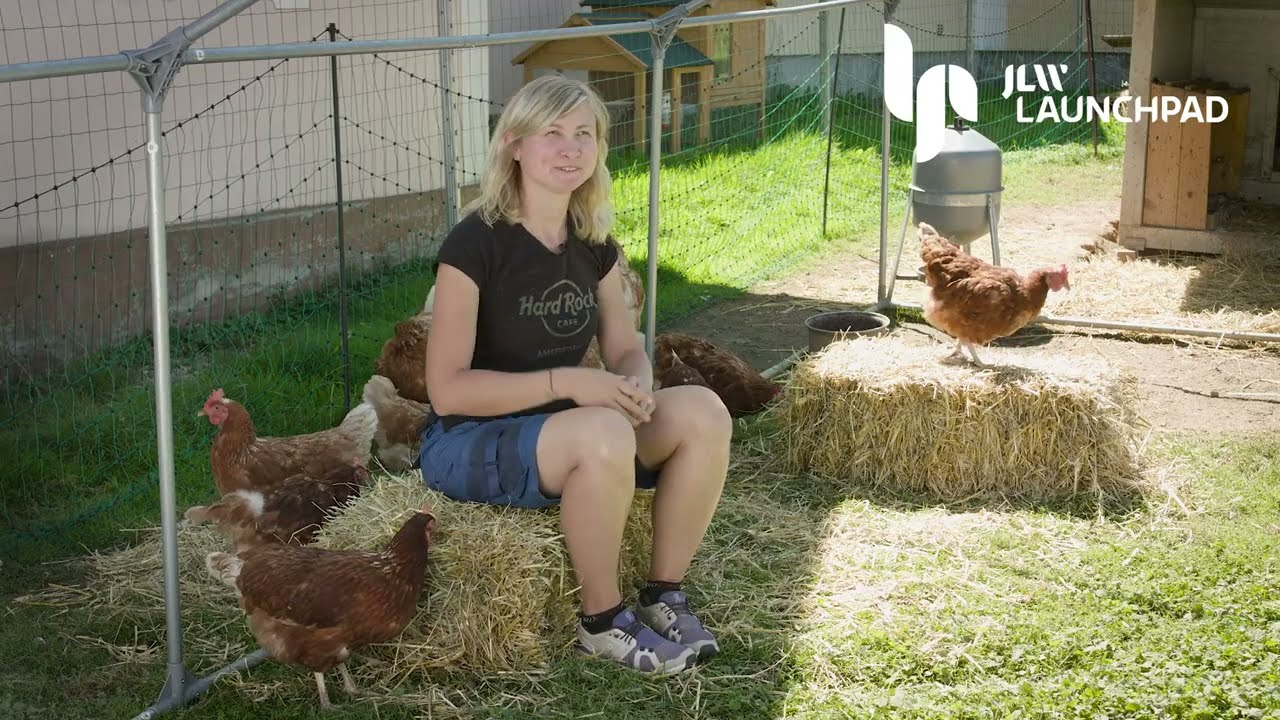 JLW-Launchpad: Legehennenhalterin Nina Schweinzger bringt Mensch und Tier näher zusammen