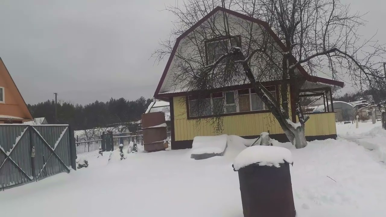 08.01.2026г. Чищу теплицы. Снегопады ожидаются с сильными порывами ветра 25-27 м в секунду. 