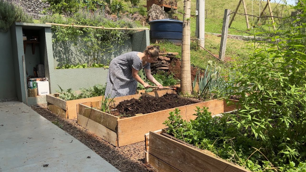 HORTA COM COMPOSTAGEM - FOSSA BIODIGESTORA | TRABALHOS NA CHÁCARA