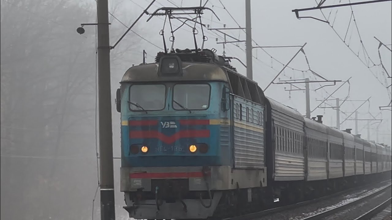 &laquo;Много вагонов&raquo; Электровоз ЧС4-136 с пассажирским поездом следует по туманному перегону