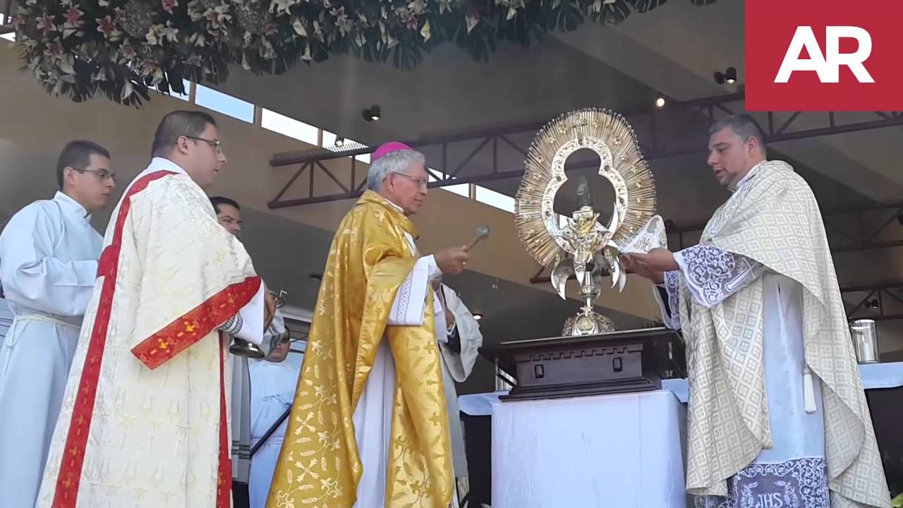 Acto de la vestición de la Virgen de Los Ángeles