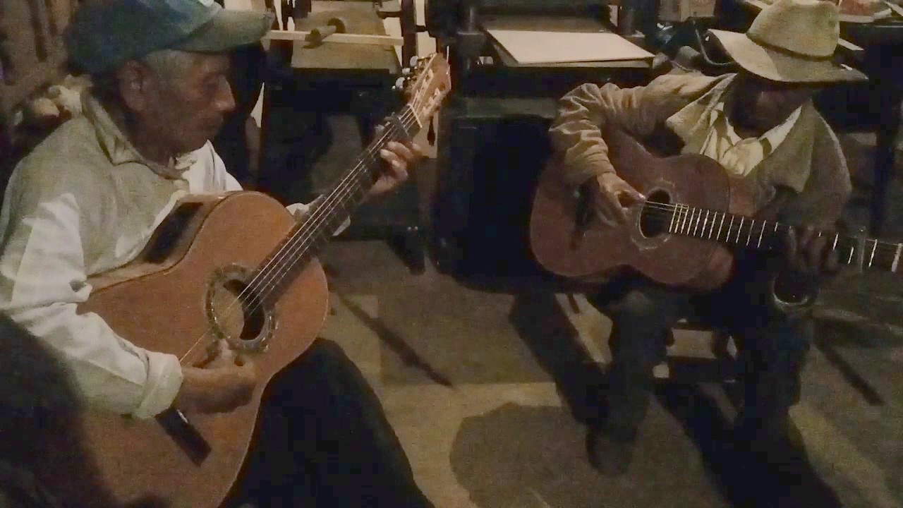 Manzana urapiti - con uno de los integrantes originales de los chapas de comachuen