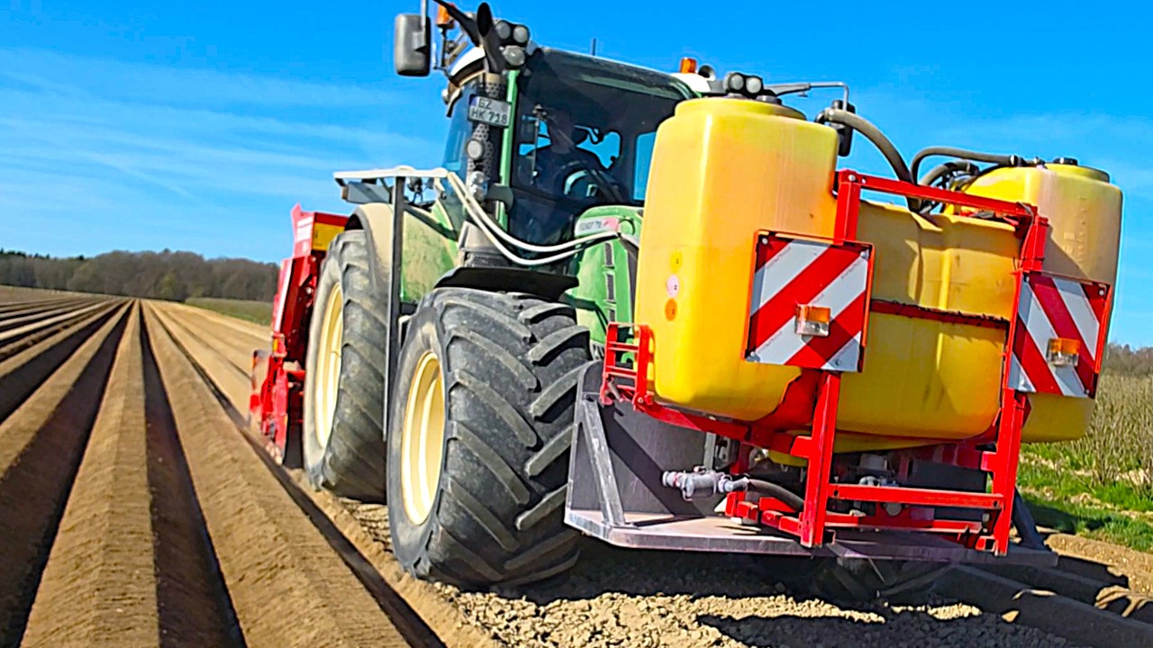 Fendt 718 S4 Vario lays potato arrow straight per GPS with Grimme Exacta GL 420 in Bavaria 2025