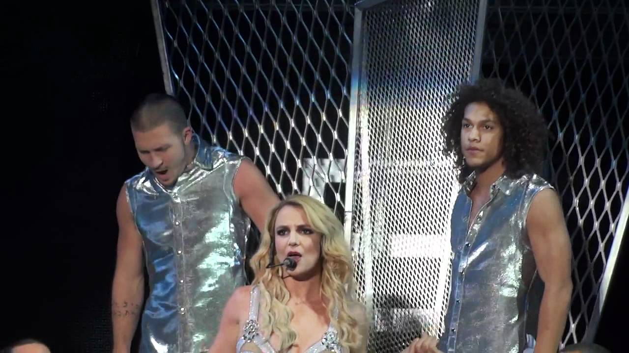 Britney Spears- Hold It Against Me (Chile - Estadio Nacional 22/11/11)